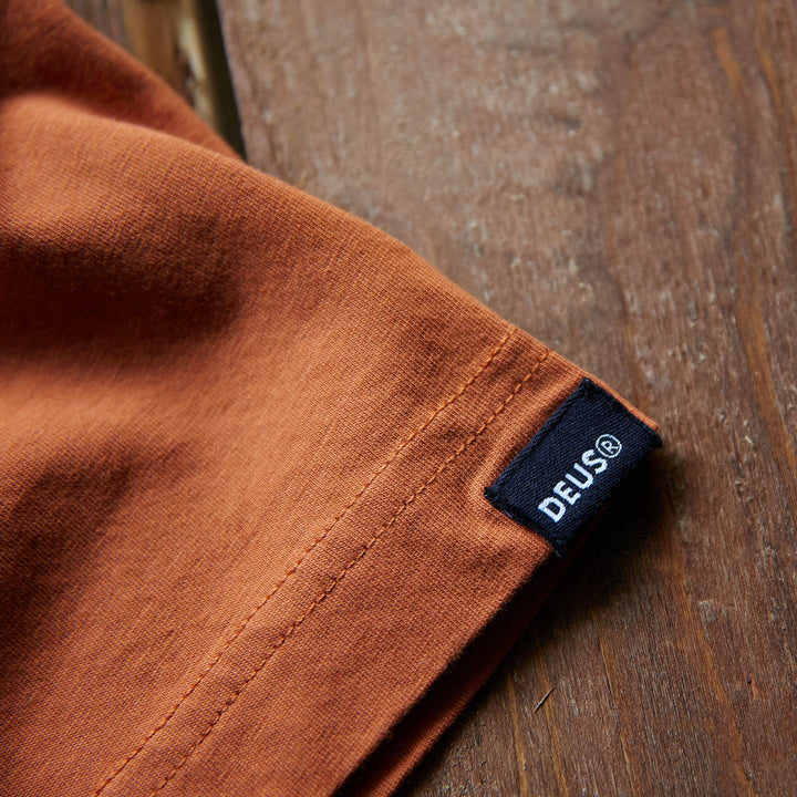 DEUS EX MACHINA - BOLTER TEE - Rust