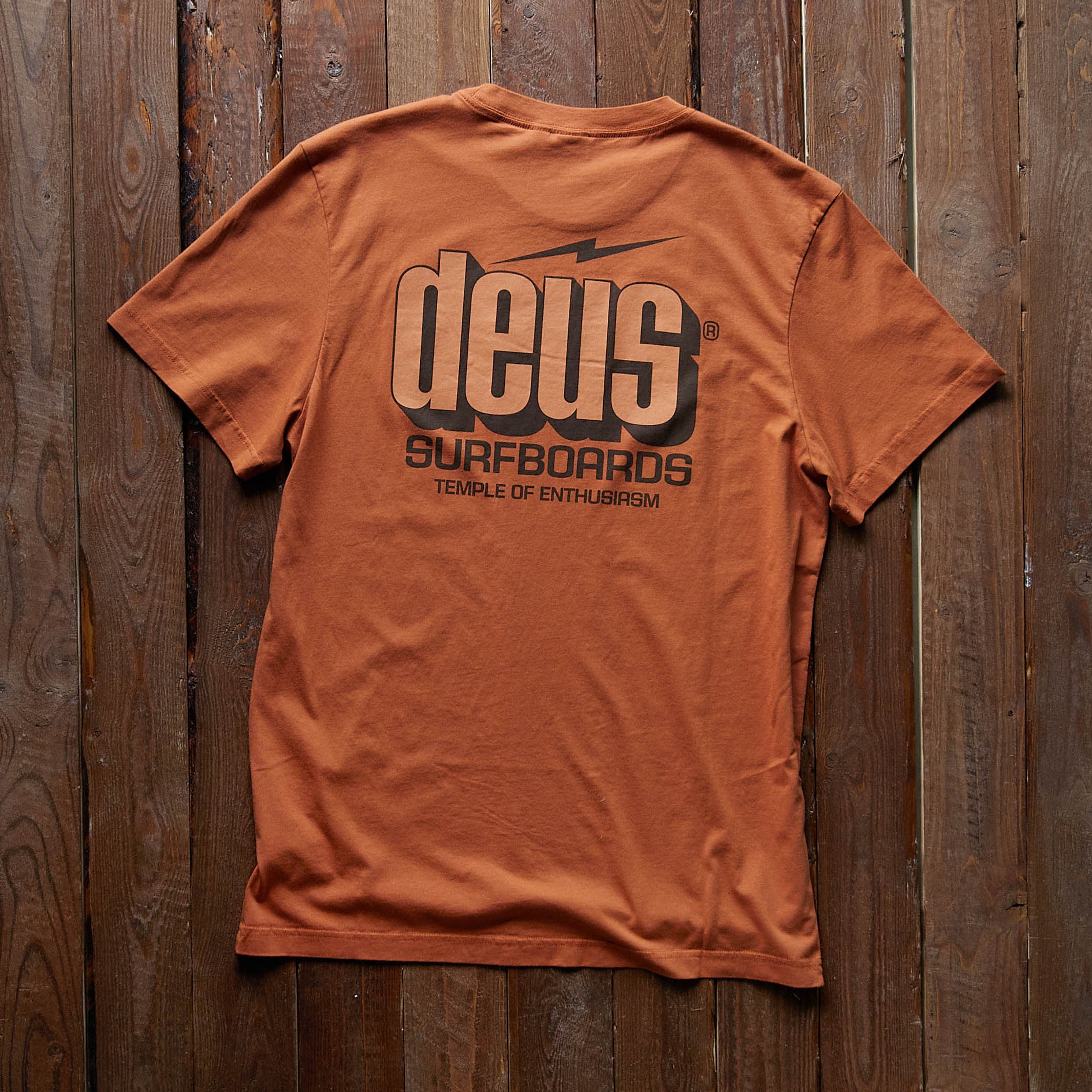 DEUS EX MACHINA - BOLTER TEE - Rust