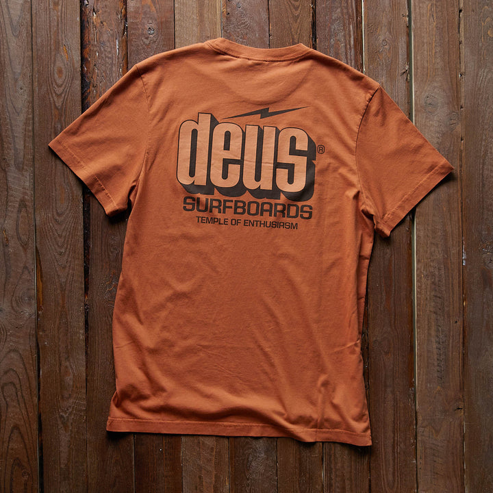 DEUS EX MACHINA - BOLTER TEE - Rust