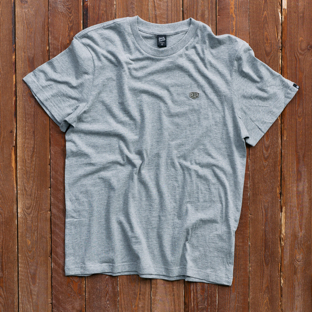 Deus Ex Machina - Shield Tee - Grå
