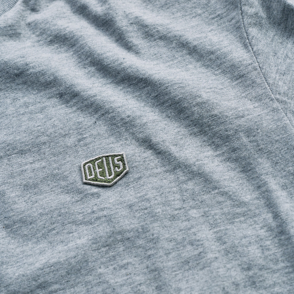 Deus Ex Machina - Shield Tee - Grå