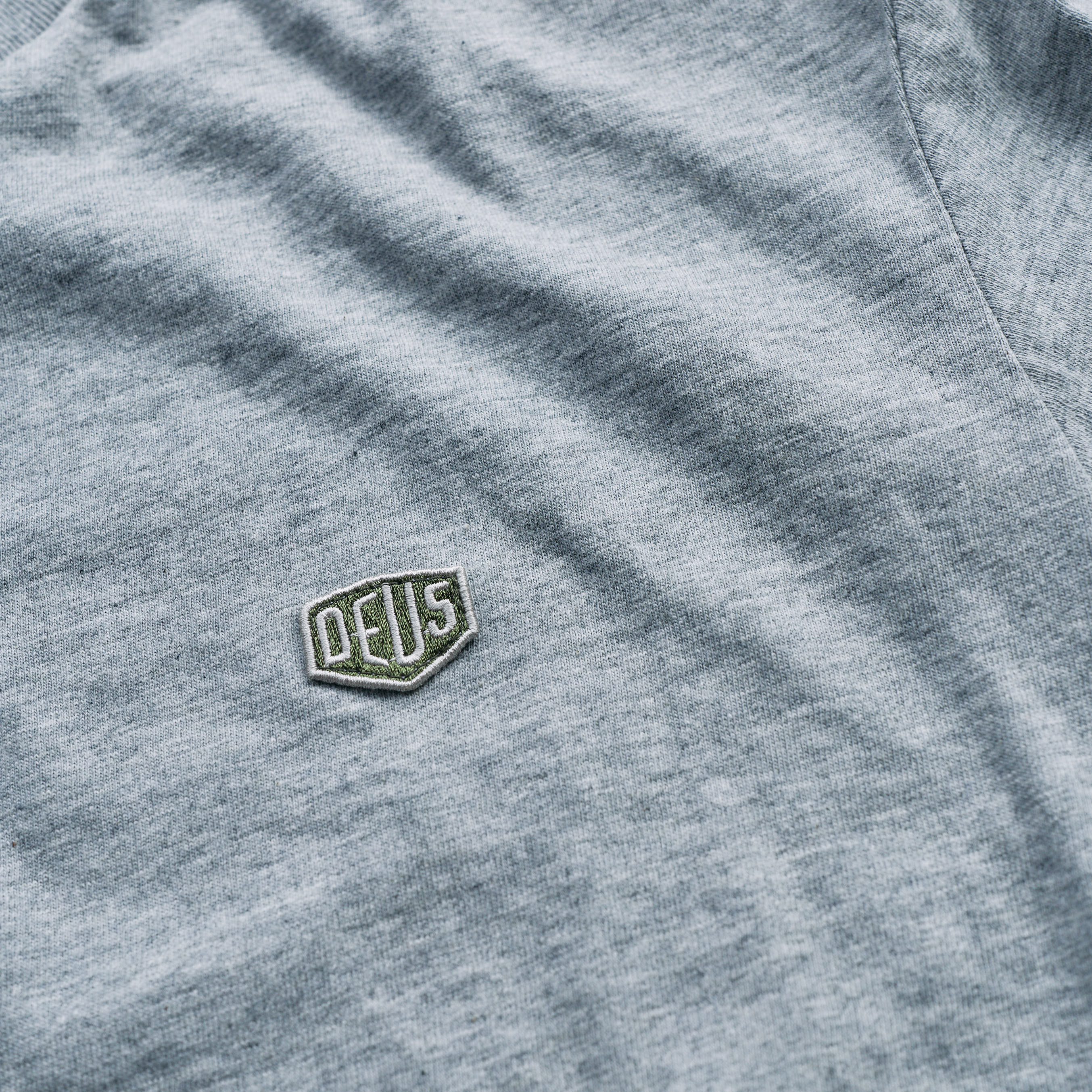 Deus Ex Machina - Shield Tee - Grå