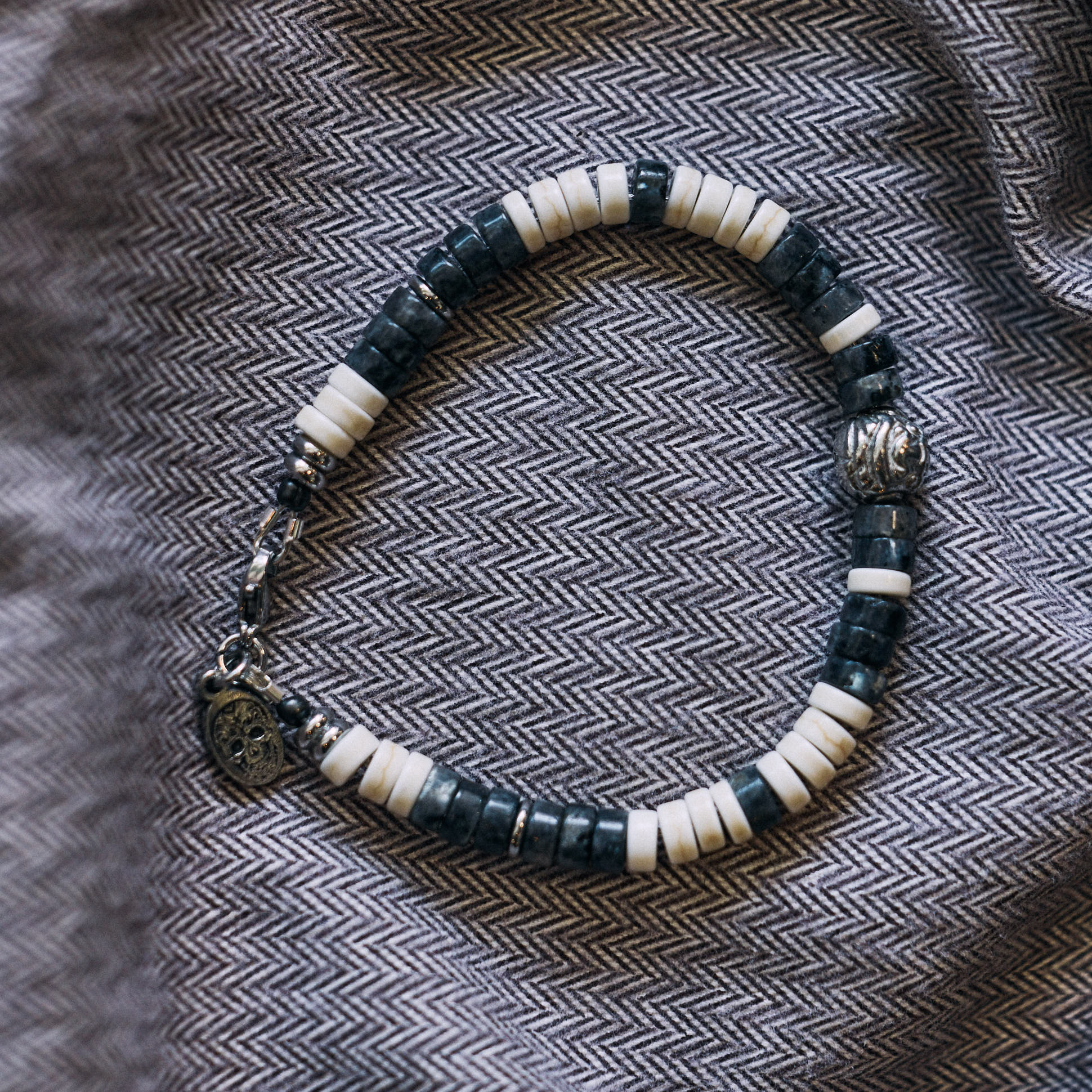 Black Pearl - Armbånd - Heishi larvikite Tiki