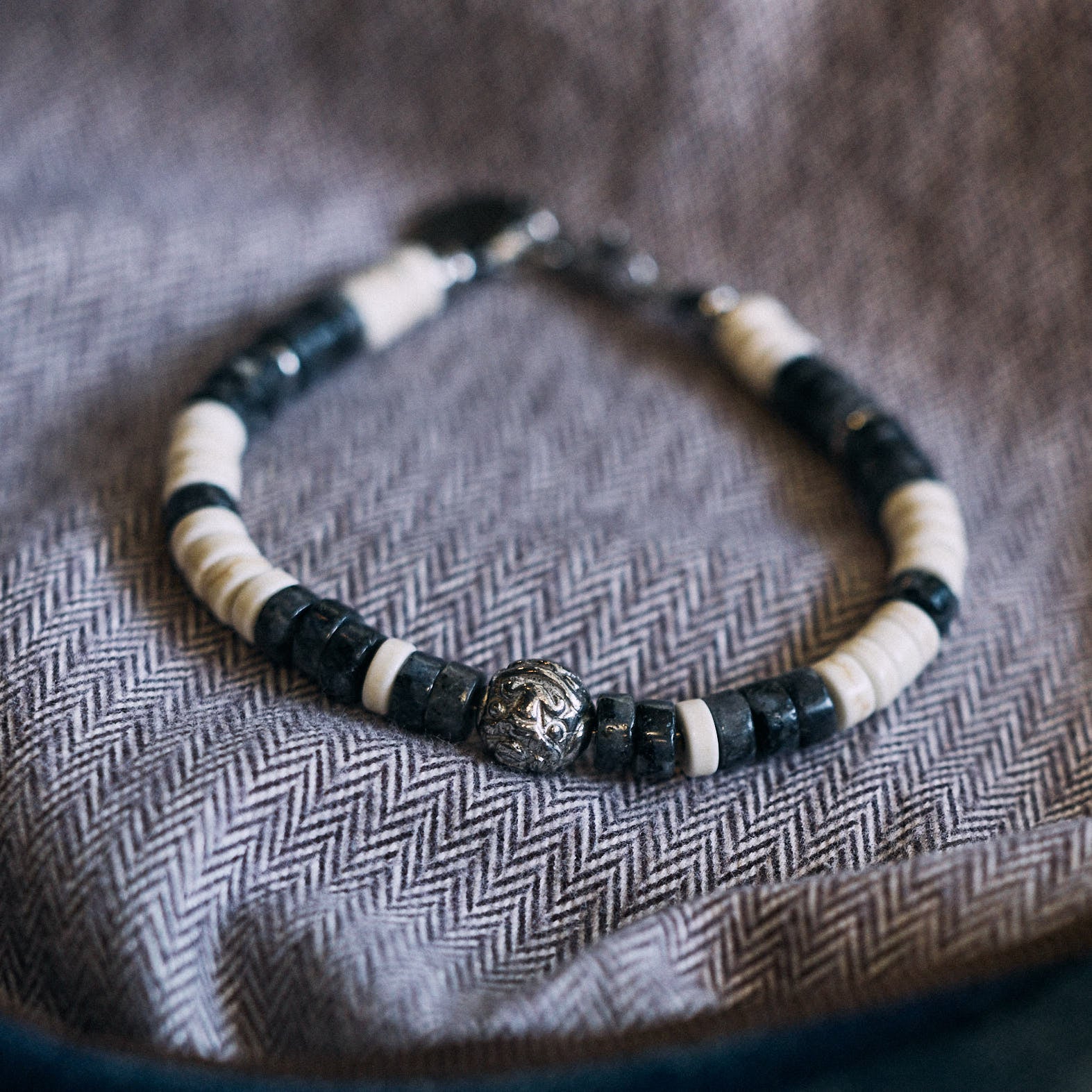 Black Pearl - Armbånd - Heishi larvikite Tiki