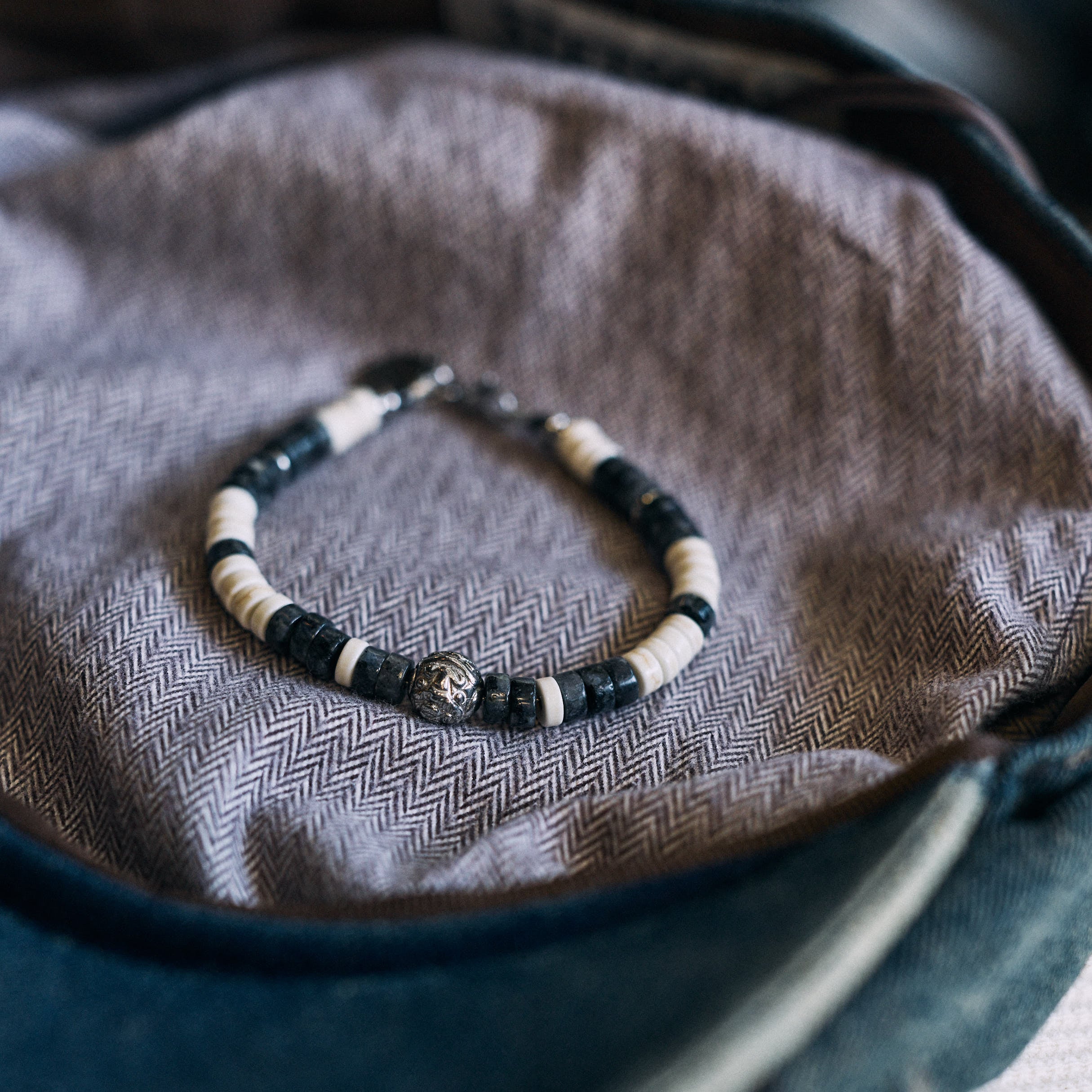 Black Pearl - Armbånd - Heishi larvikite Tiki