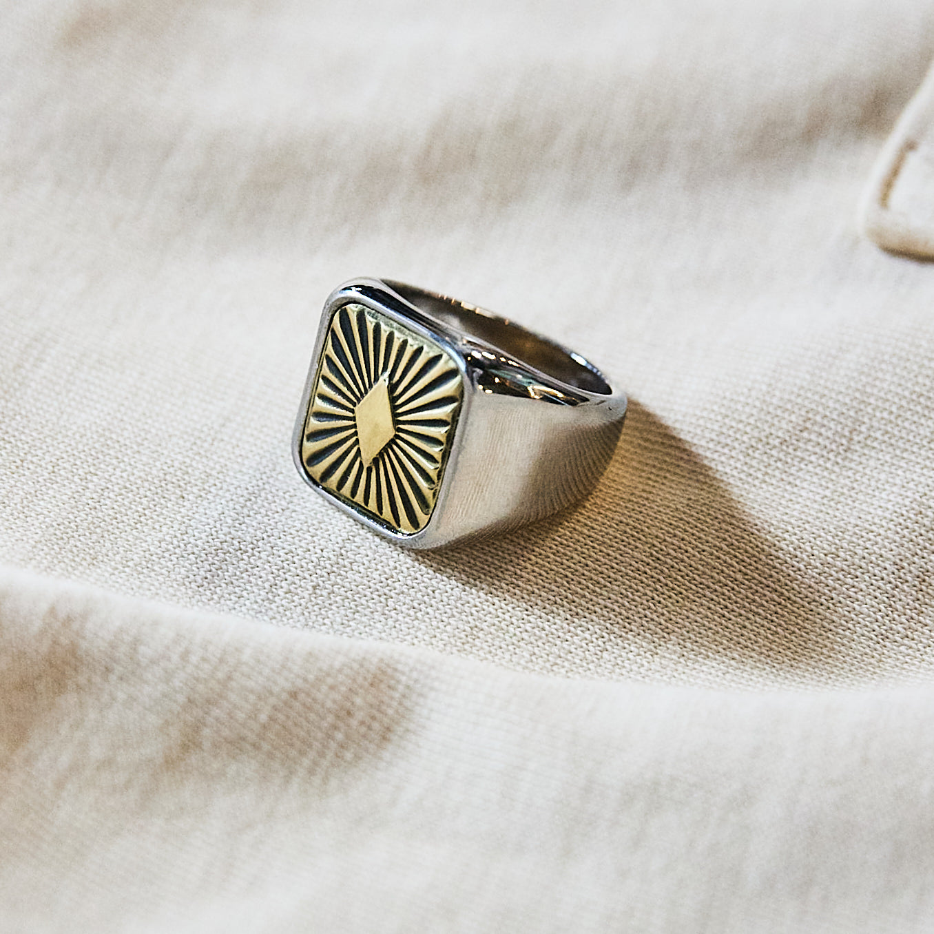 Black Pearl Créations - Concho brass square ring