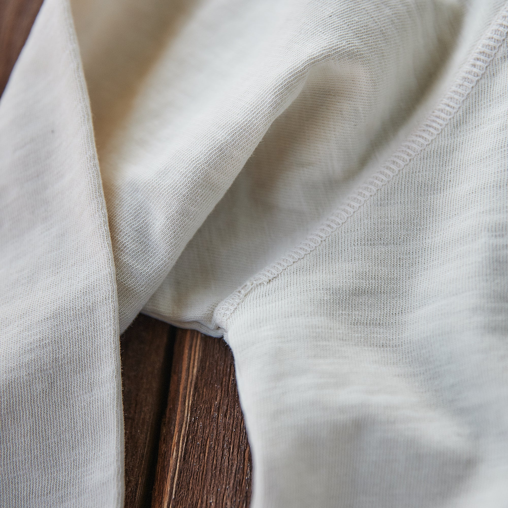 Iron and Resin - Topock Henley - Råhvid