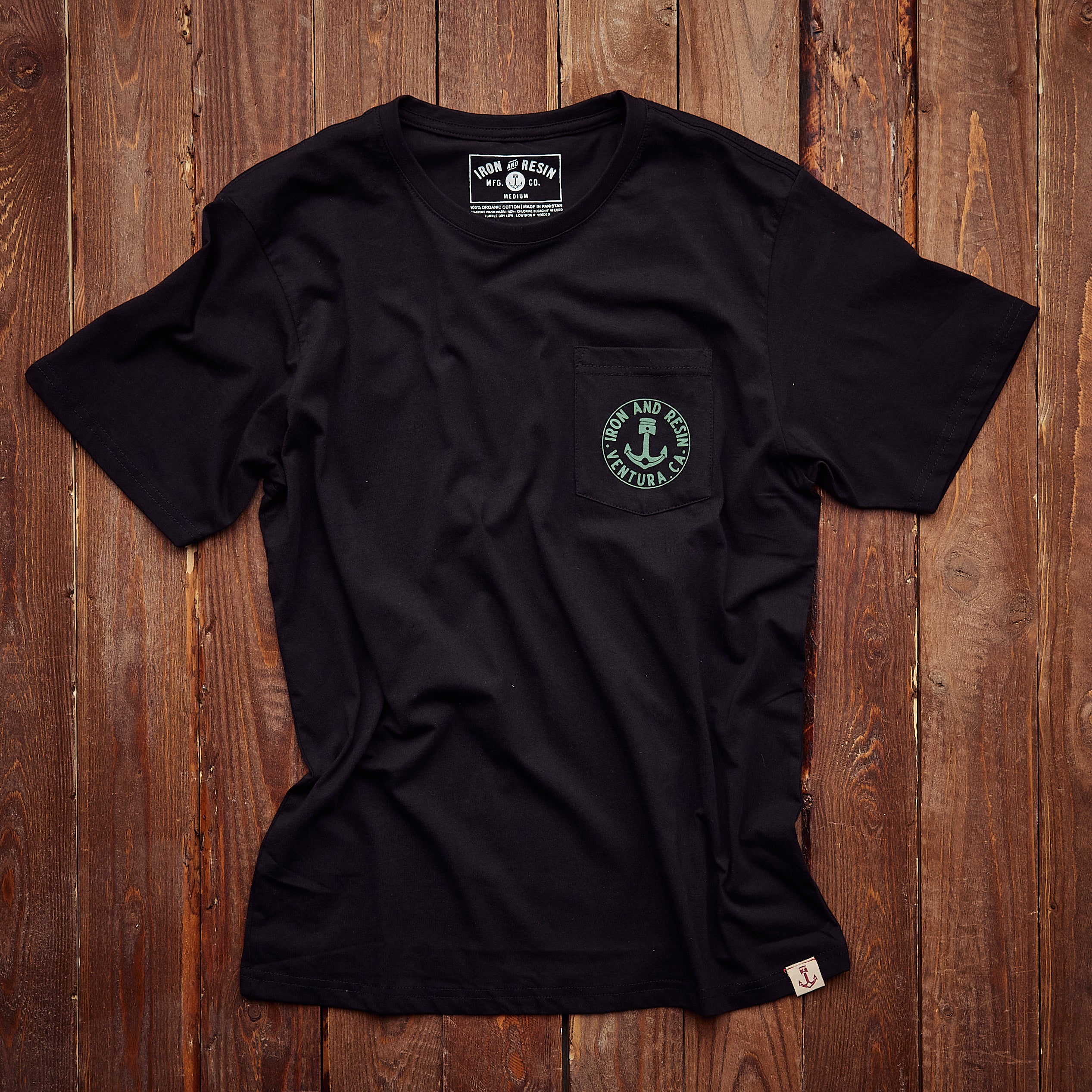 Iron & Resin - Brand Button Pocket tee BLACK