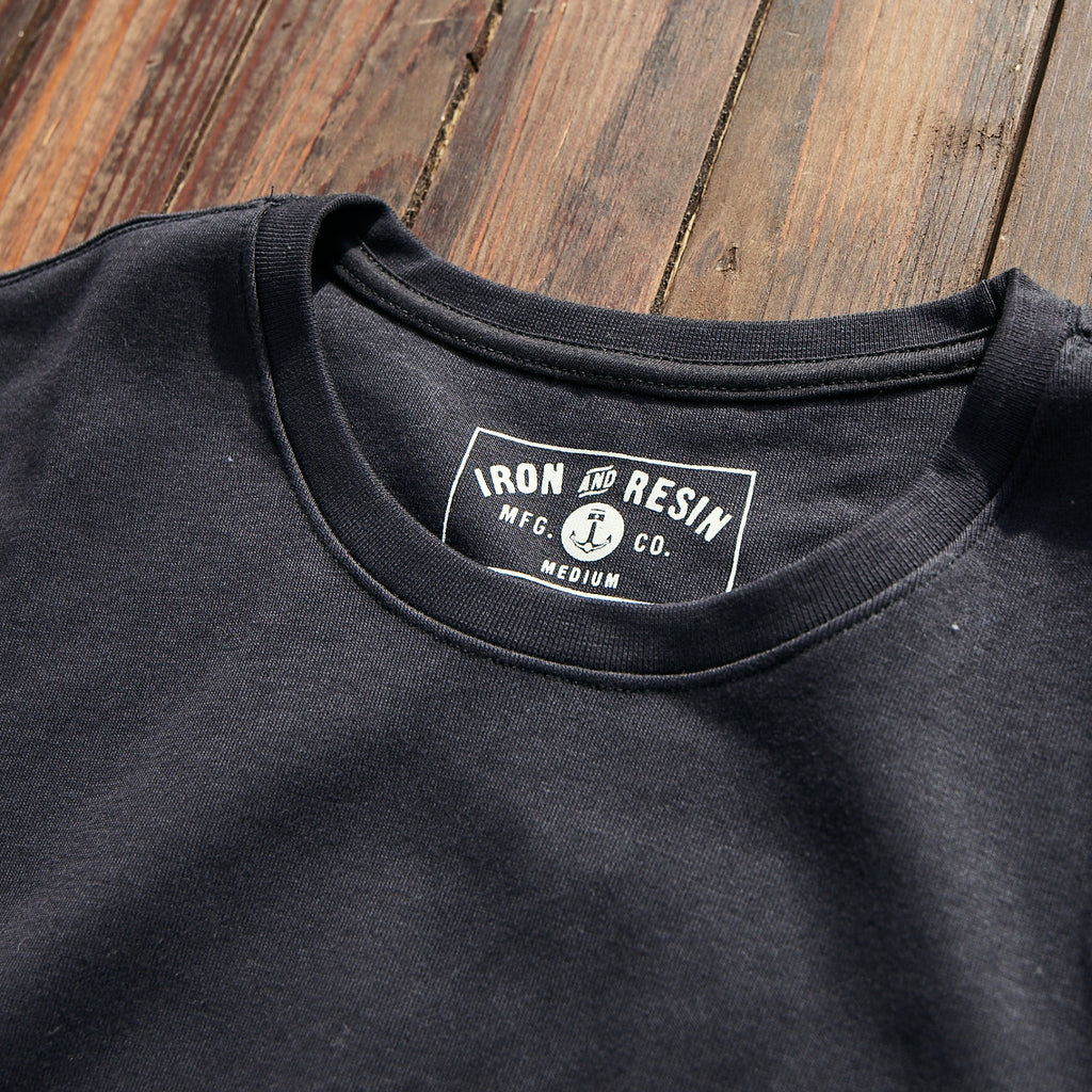 Iron and resin - logan pocket tee - black