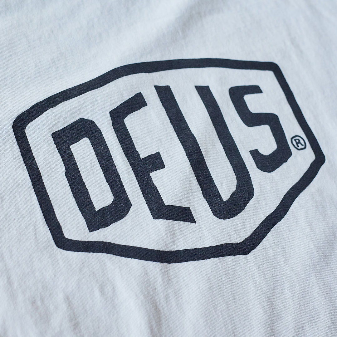 Deus Ex Machina - Shield Tee - hvid