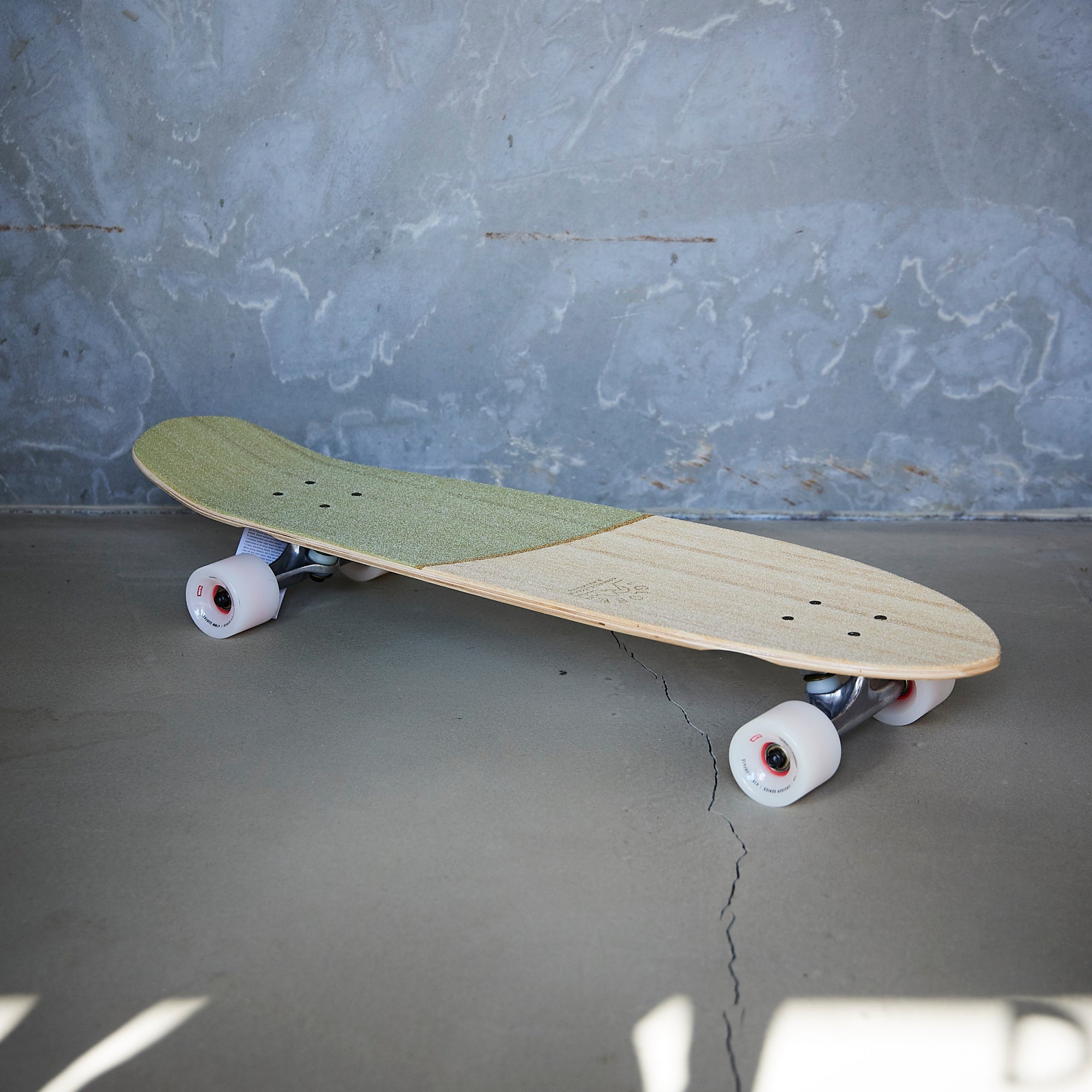 Globe - Big Blazer 32" Cruiser Bamboo/Olive