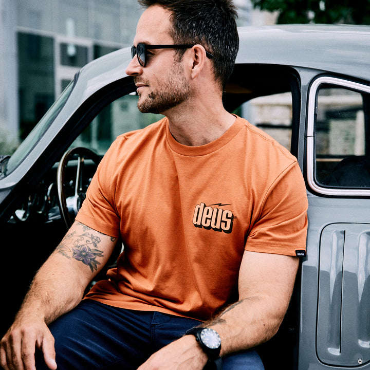 DEUS EX MACHINA - BOLTER TEE - Rust