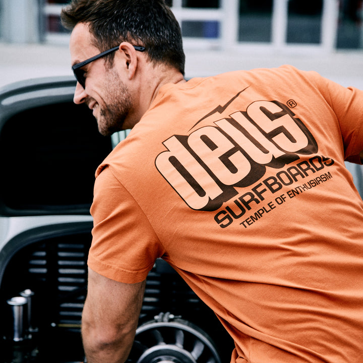 DEUS EX MACHINA - BOLTER TEE - Rust