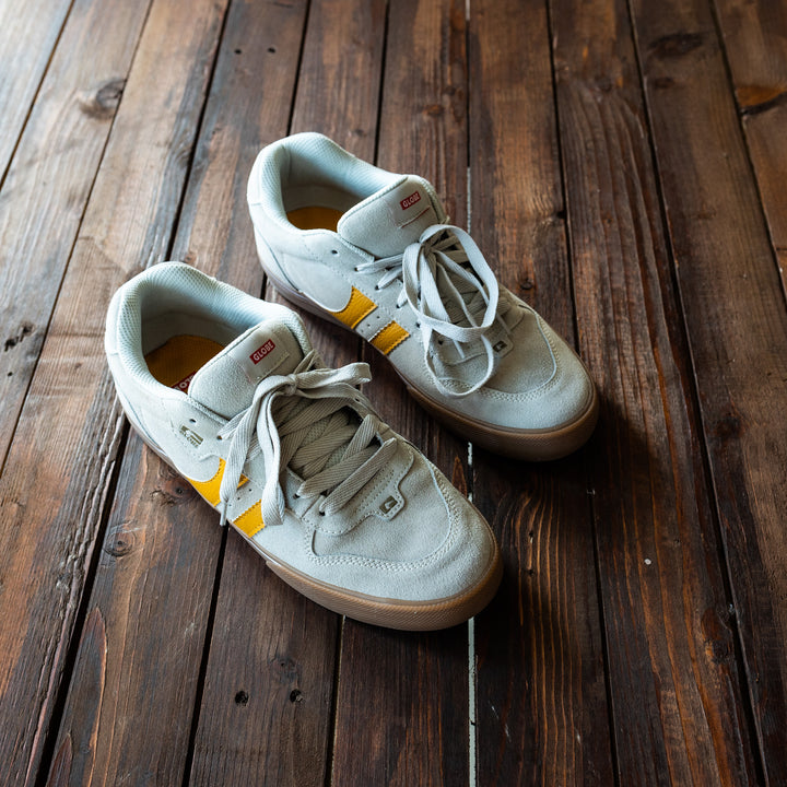 GLOBE - SNEAKER - Lysgrå/gul