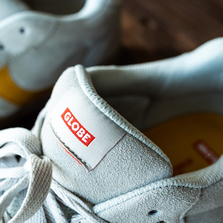 GLOBE - SNEAKER - Lysgrå/gul