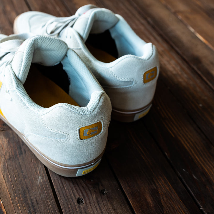 GLOBE - SNEAKER - Lysgrå/gul