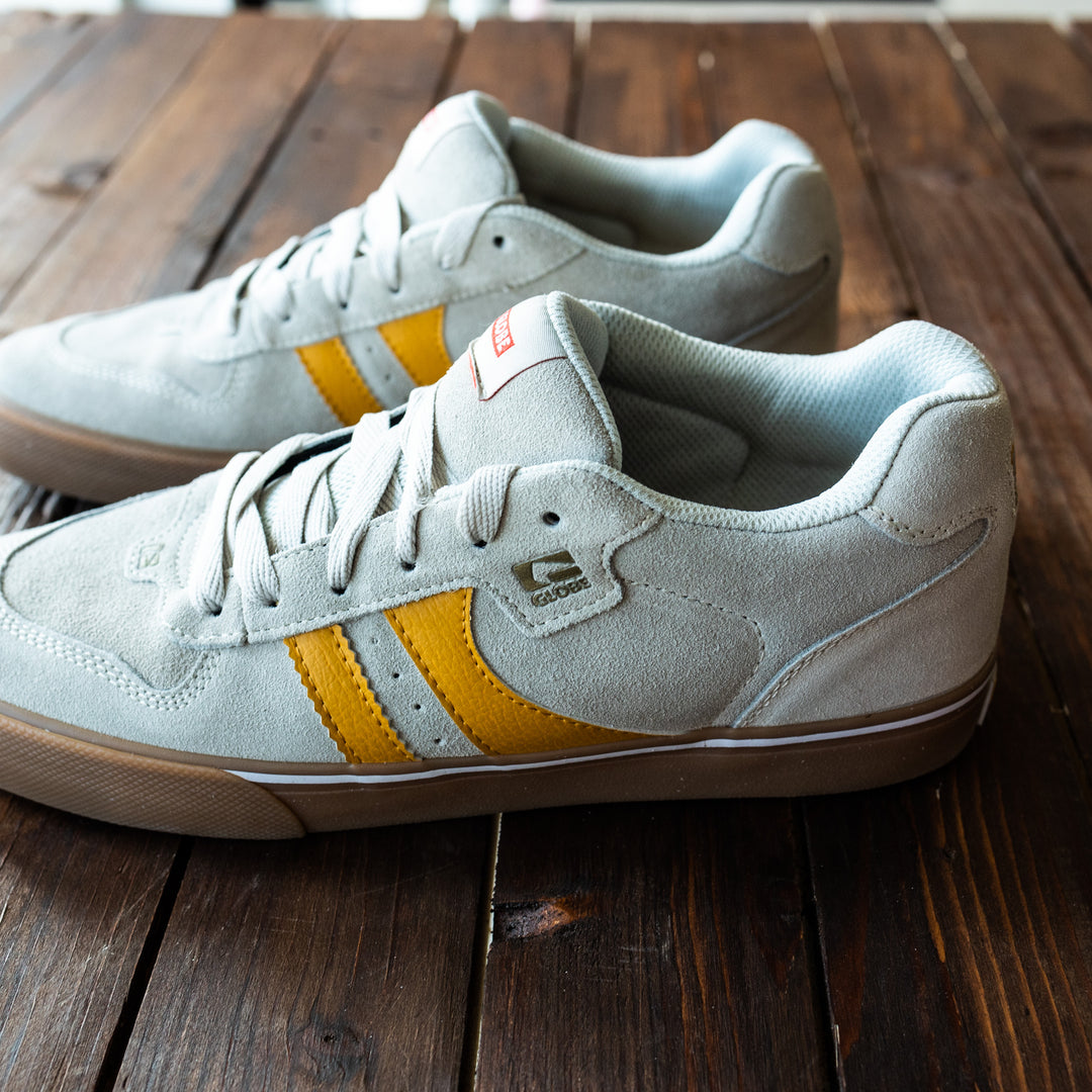 GLOBE - SNEAKER - Lysgrå/gul