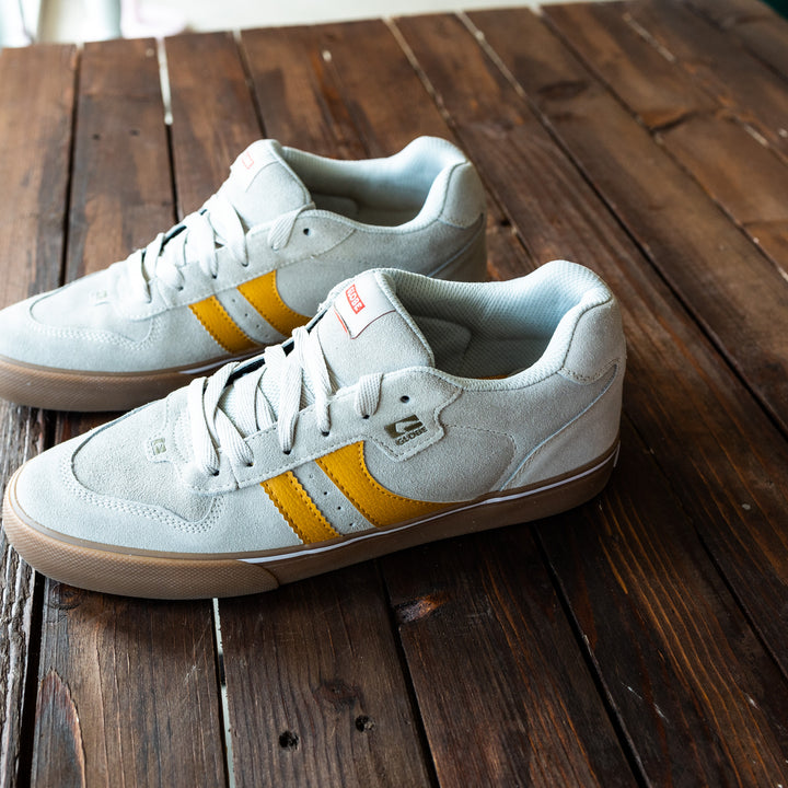 GLOBE - SNEAKER - Lysgrå/gul