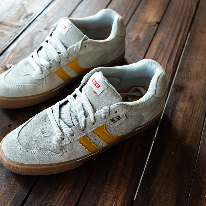GLOBE - SNEAKER - Lysgrå/gul