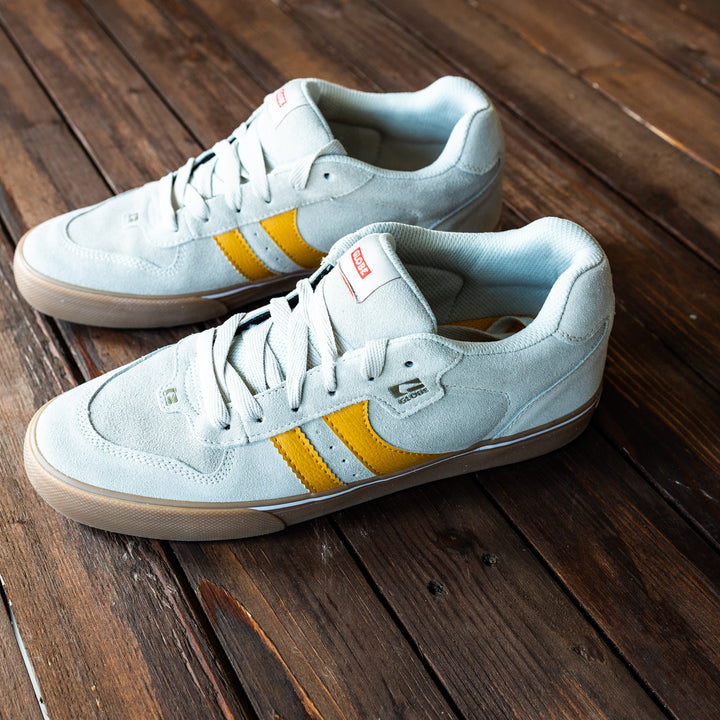 GLOBE - SNEAKER - Lysgrå/gul
