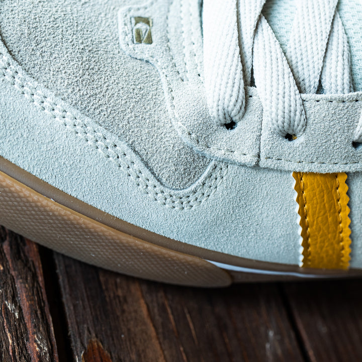 GLOBE - SNEAKER - Lysgrå/gul