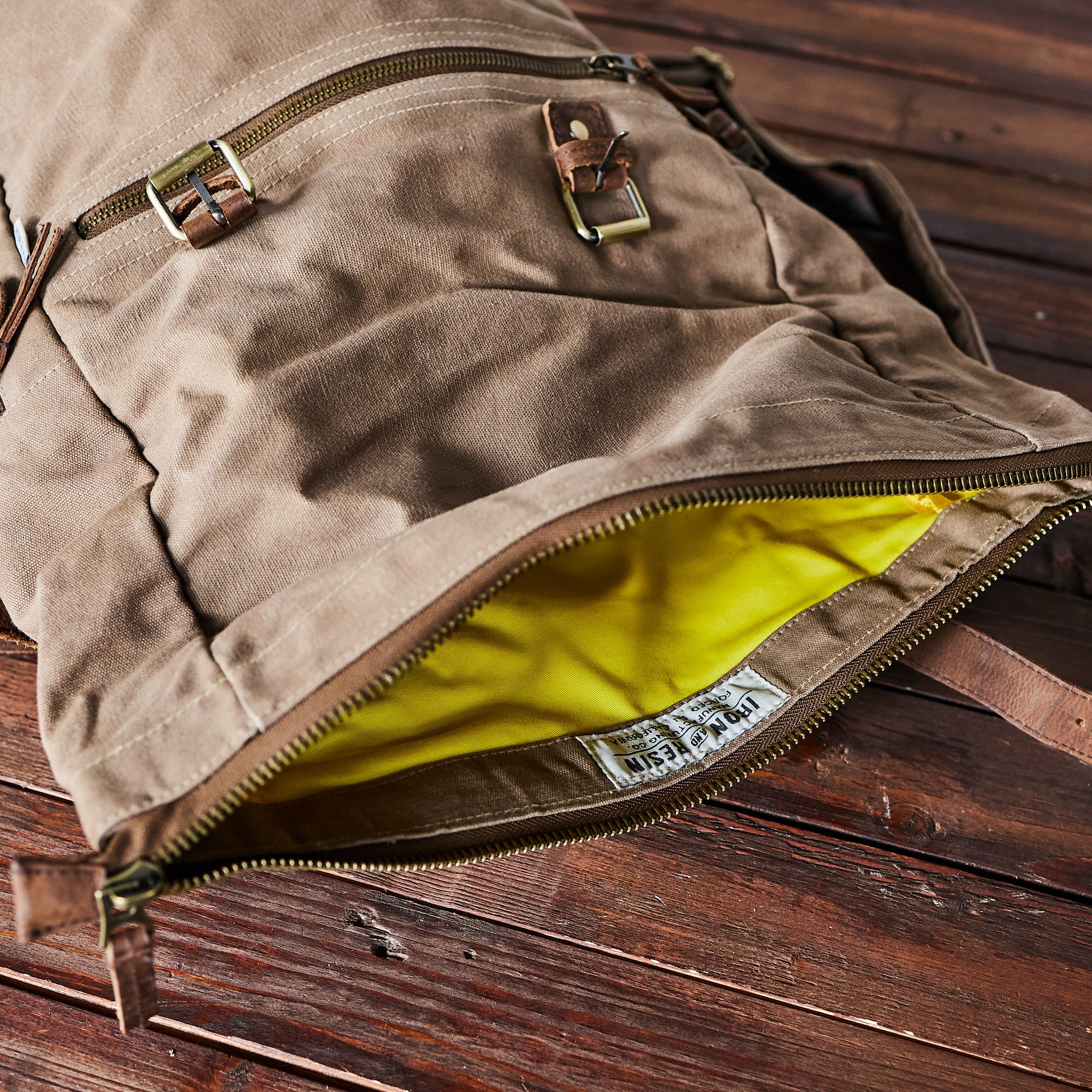 Iron & Resin - the Mountain bag - Waxed Canvas - Green