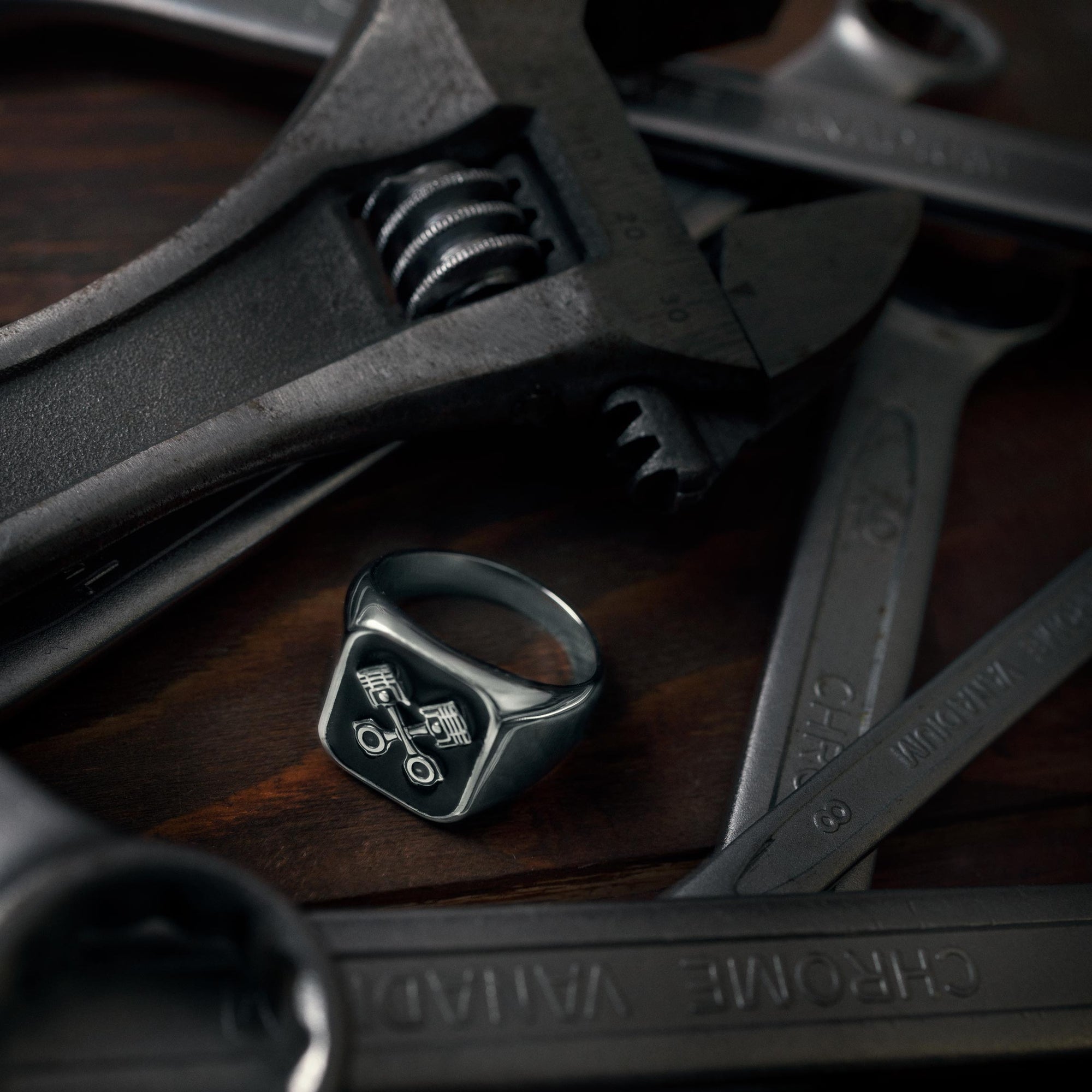 Ring - square signet ring Pistons - Stainless steel/sølv