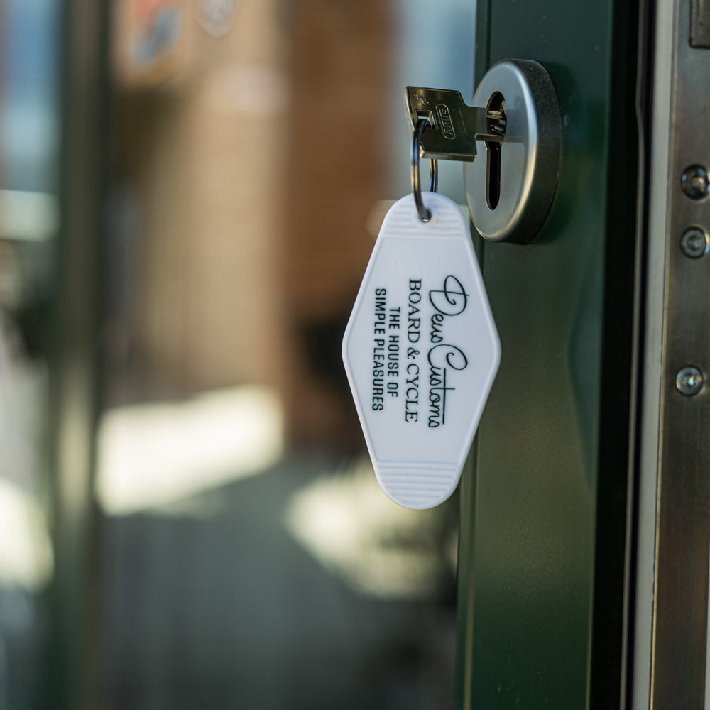 Deus Ex Machina -Motel Key - Keychain - White