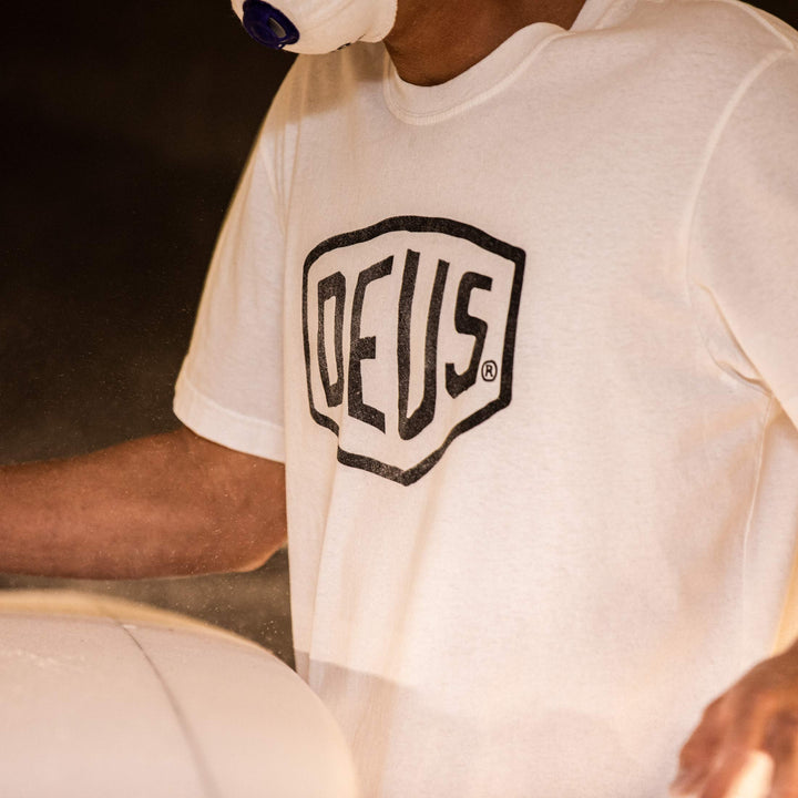 Deus Ex Machina - Shield Tee - hvid